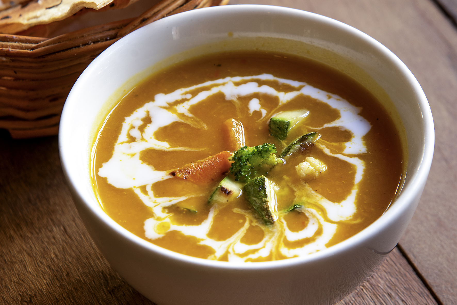Sopa&nbsp;de ab&oacute;bora com curry, da Mercearia do Conde