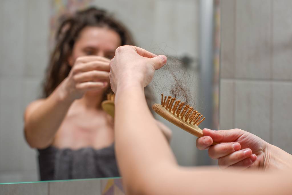 Saiba como lidar com a queda de cabelo na menopausa