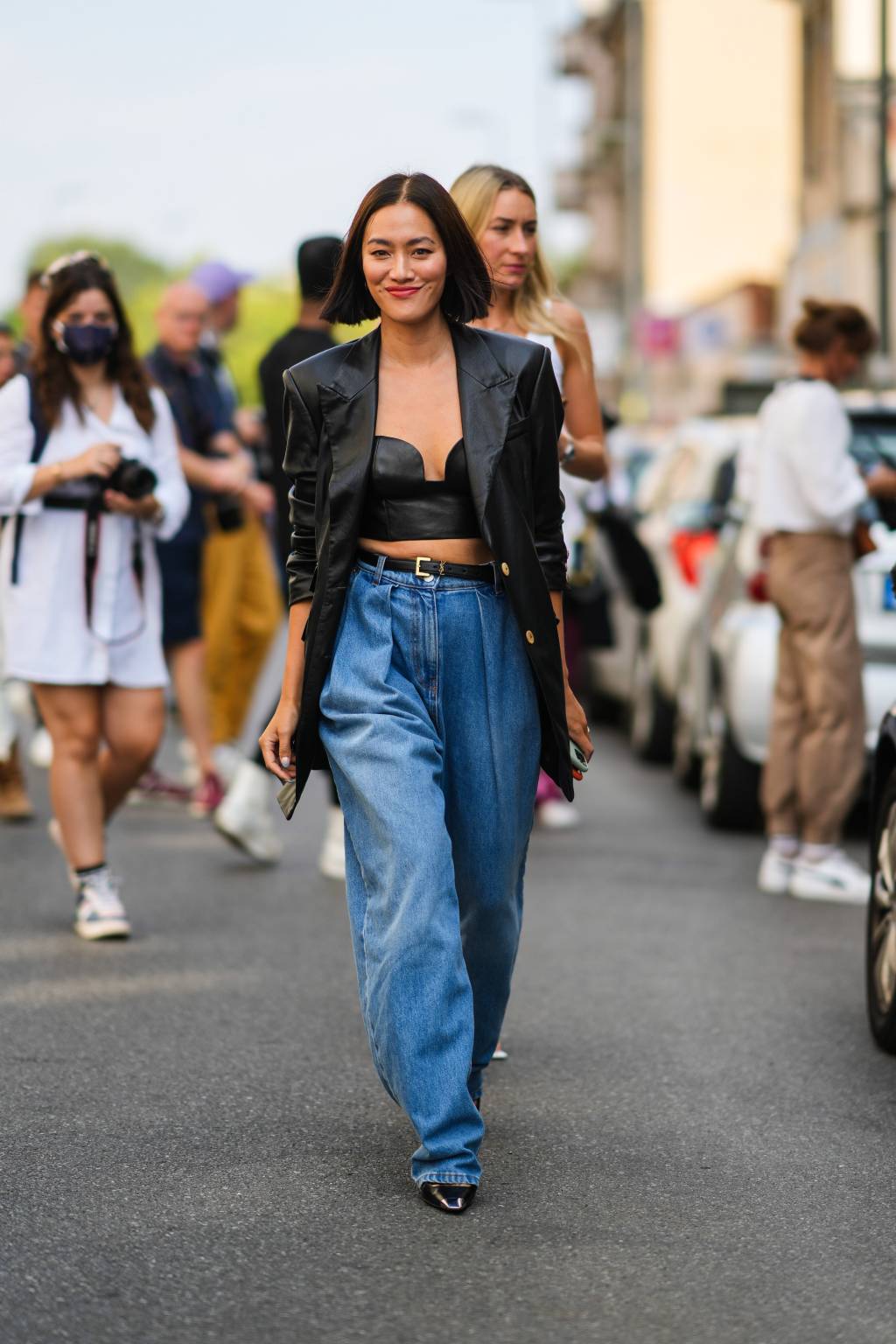 Street Style – Day 3 – Milan Fashion Week – Spring / Summer 2022 calça baggy com blazer