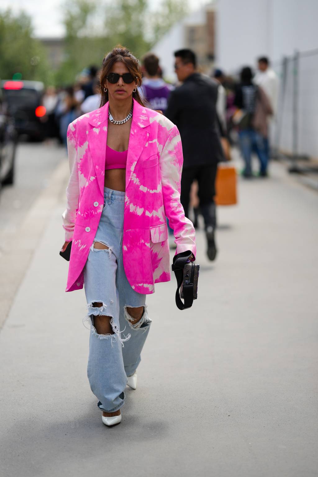 Street Style – Paris Fashion Week – Menswear Spring/Summer 2023 : Day Three calça baggy com blazer oversized