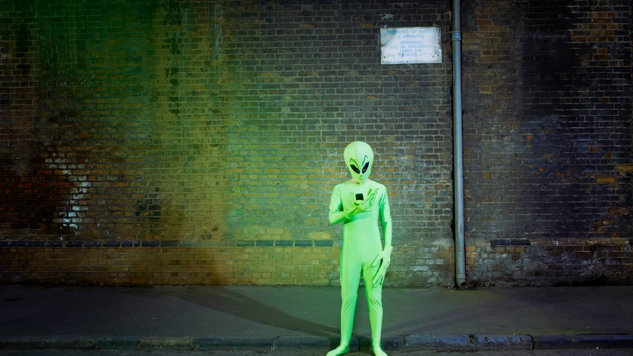 Ao invés de recorrer ao espíritos humanos tradicionais, centro utiliza a energia dos extraterrestres para promover cura física e emocional.