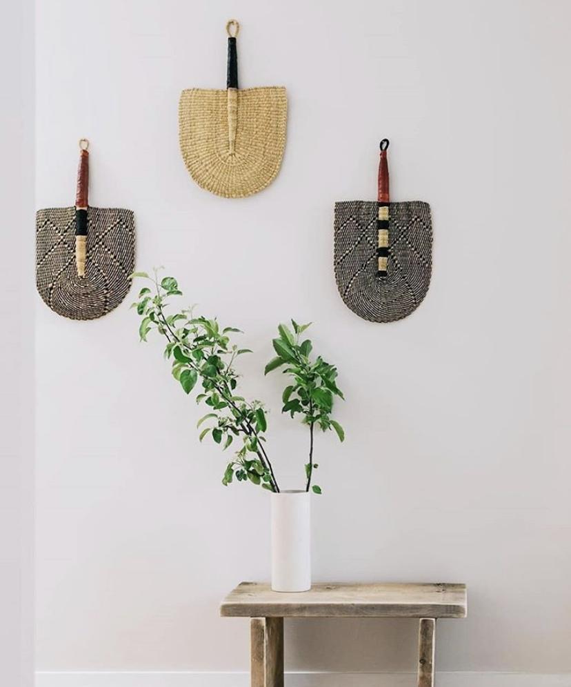 Leques Bolgatanga 2 – Gana – FOTO divulgação Decoração com leques produzidos em Bolgatanga