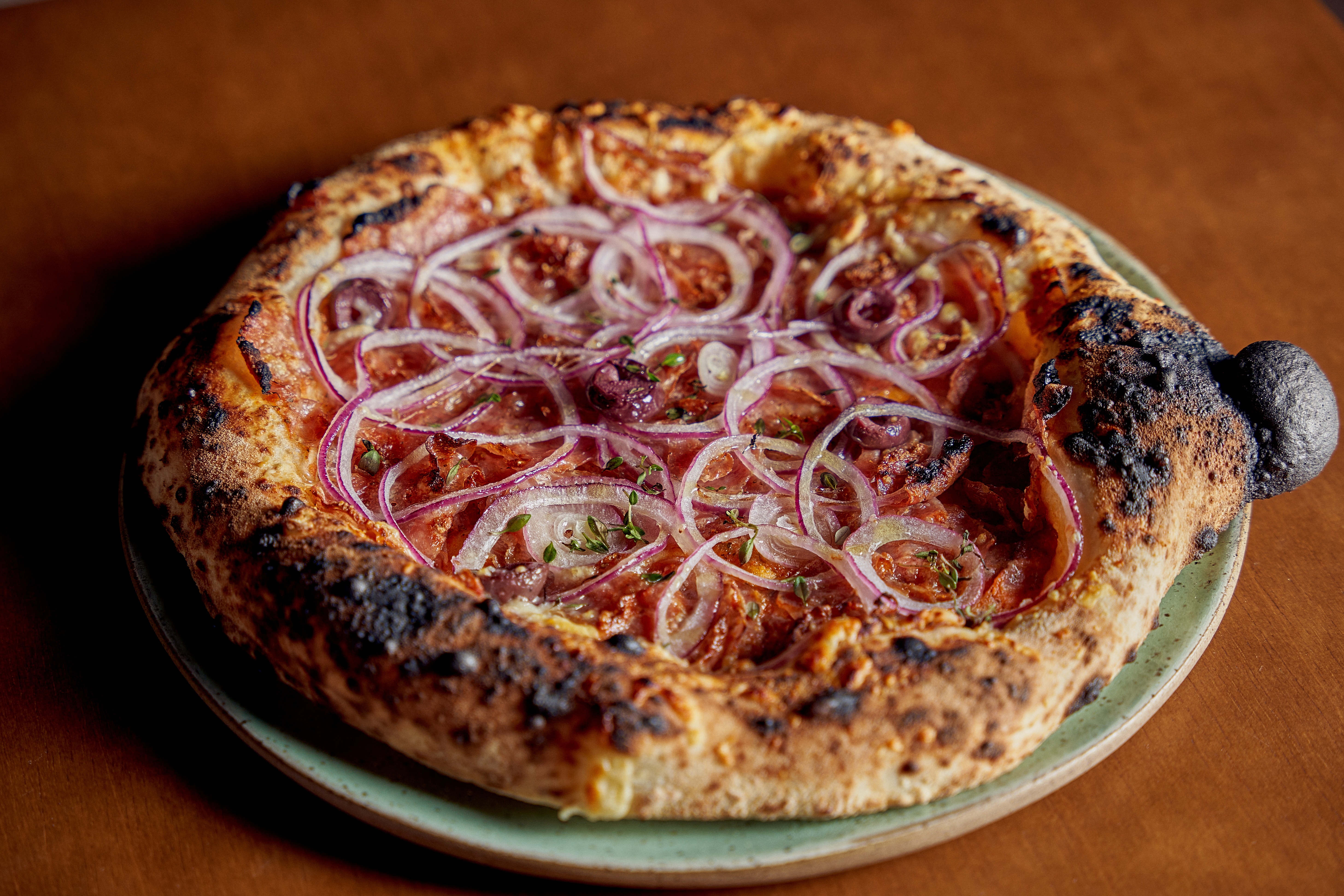 A pizza de calabresa artesanal da Org Pizza & Greens