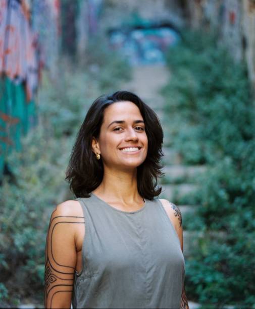 <u></u><span>Fot&oacute;grafa, documentarista, rep&oacute;rter, ativista e escritora, Barbara Veiga &eacute; autora do livro &ldquo;Sete Anos em Sete Mares&rdquo;, em que narra sua trajet&oacute;ria pelos oceanos, expondo atrav&eacute;s de suas palavras e suas lentes de fotografia todas as belezas e tamb&eacute;m todos os problemas que as &aacute;guas enfrentam por conta das mudan&ccedil;as clim&aacute;ticas e outras atitudes vindas dos humanos.&nbsp;</span><u></u><span>Al&eacute;m disso,&nbsp; &eacute; cofundadora da Liga das Mulheres Pelo Oceano, movimento em rede que integra os esfor&ccedil;os de emancipa&ccedil;&atilde;o das mulheres e atua pela conserva&ccedil;&atilde;o do oceano.</span><u></u><u></u><b><span>&nbsp;</span></b>