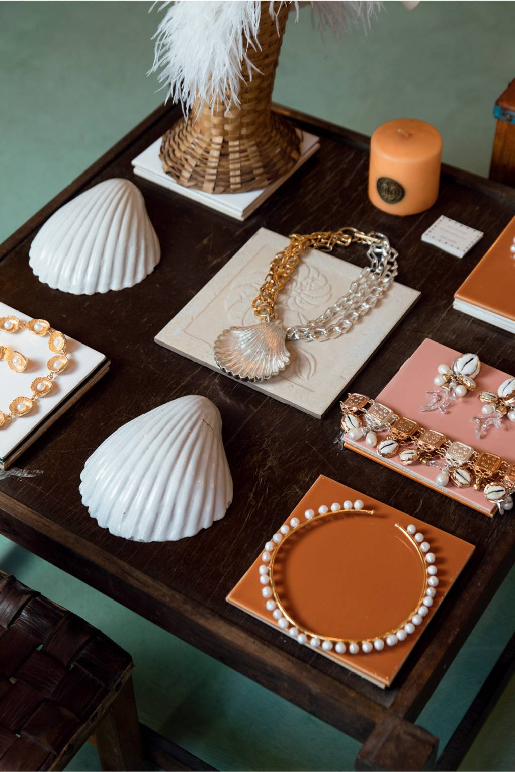 Búzios e elementos brasileiros inspiram o trabalho de Ju Gastin