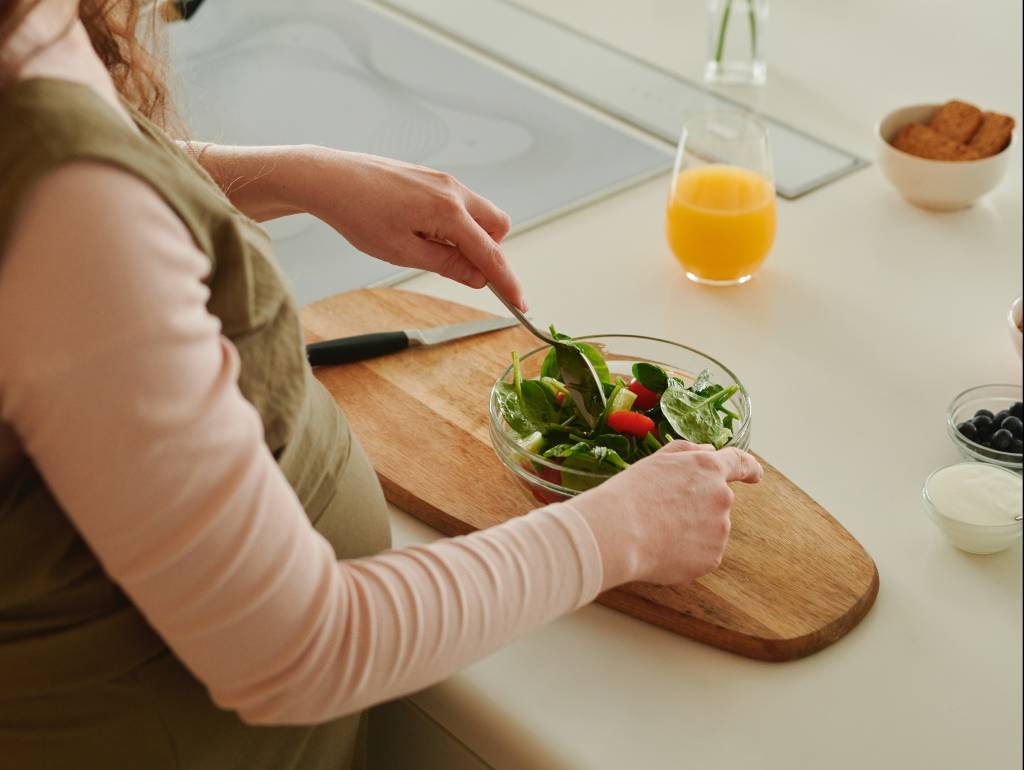 7 alimentos que podem ajudar na saúde da pele e dos cabelos na gravidez