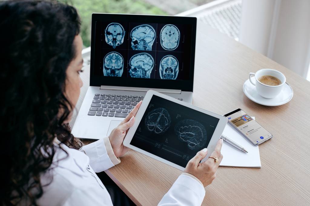 AVC pode ser diferente em mulheres: entenda os fatores de risco e sintomas