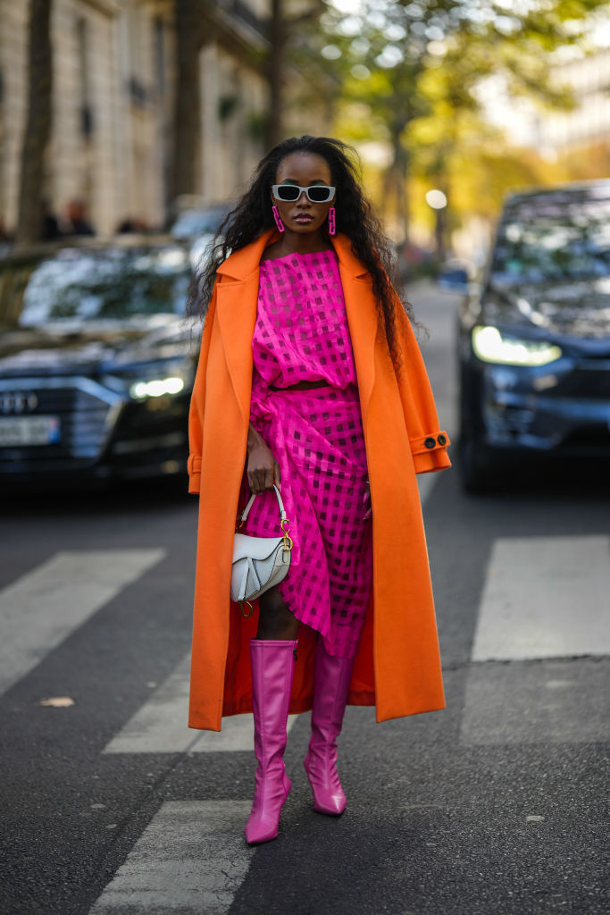 combinar cores vibrantes combinar cores vibrantes - look rosa com laranja