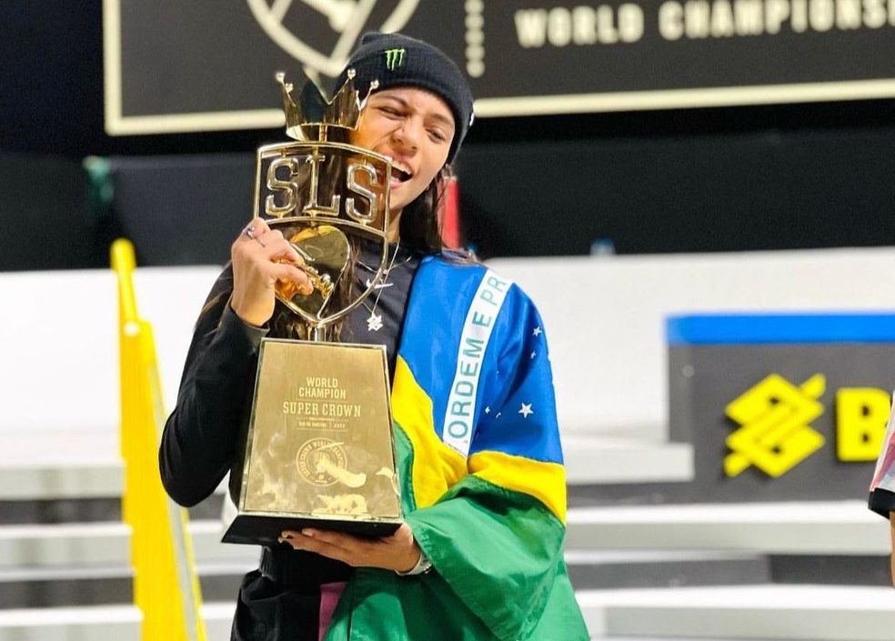 A skatista Rayssa Leal com o troféu de campeã da Liga Mundial de Skate Street.