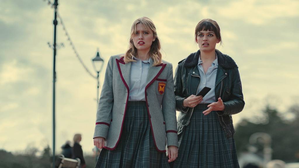 sex-education-4-temporada Aimee Lou Wood e Emma Mackey em
