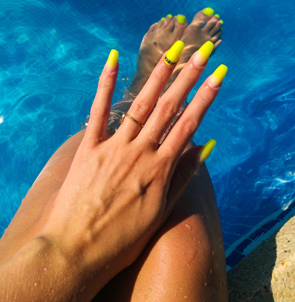 unhas-artificiais-no-verao unhas artificiais no verão - piscina