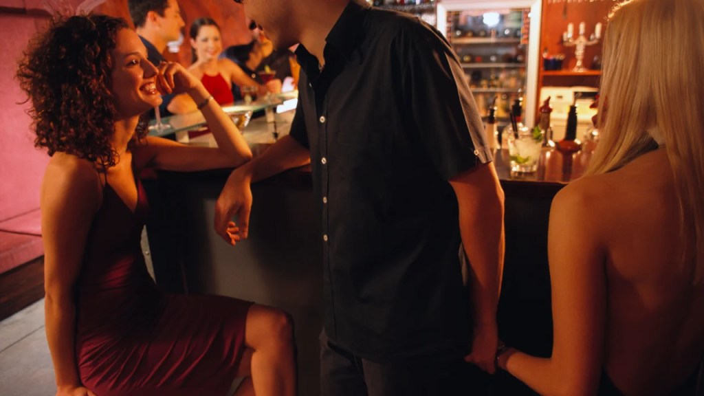 Flertar e sentir atração por outros é traição? Psicanalista responde