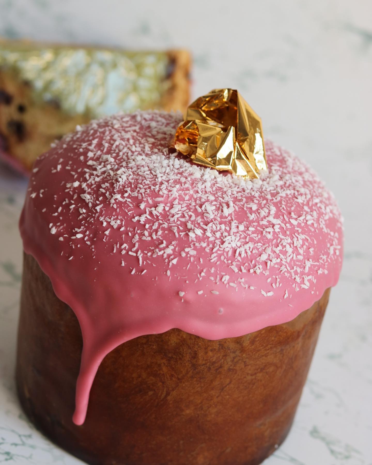 Panettone de match&aacute; com chocolate ruby e coco - Hanami Confeitaria