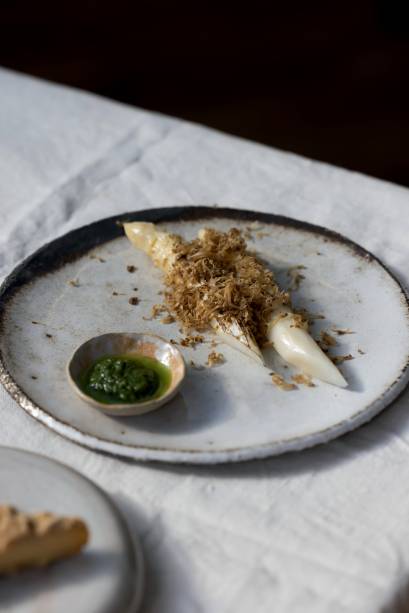 O aspargo branco com trufas de verão e creme de coentro é uma das entradas de Alessandra.