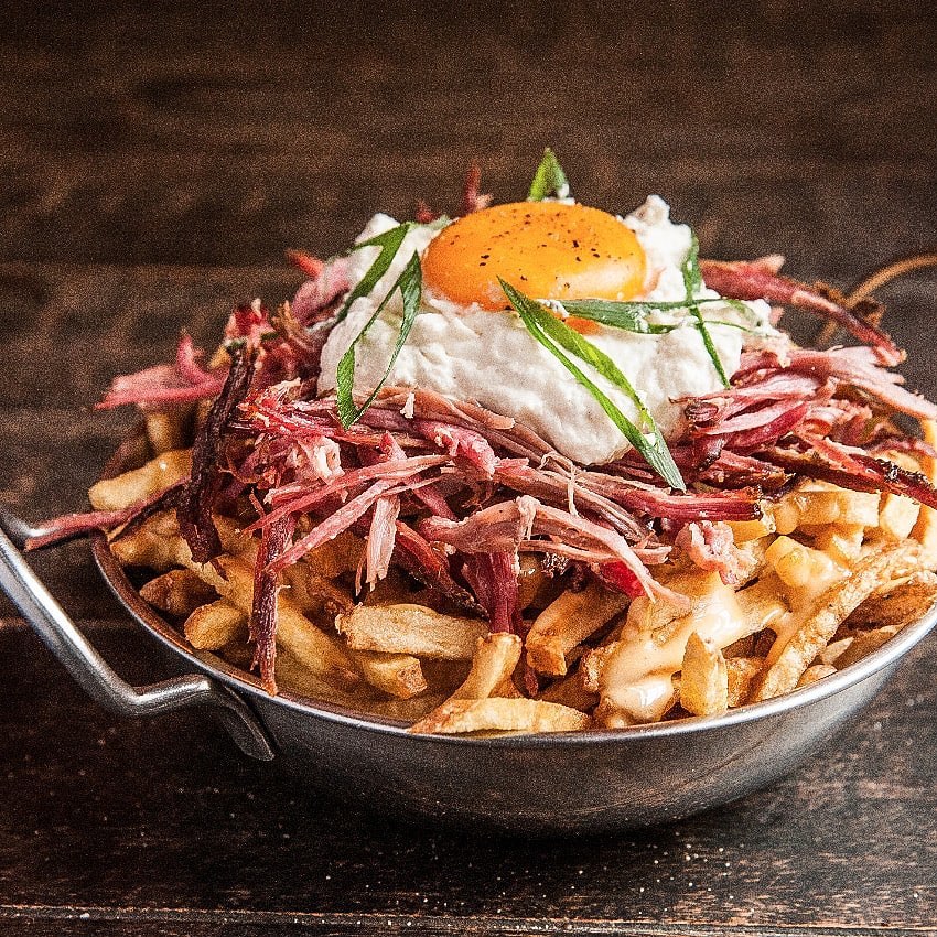 Uma das op&ccedil;&otilde;es do restaurante F&ocirc;rno &eacute; a Pastrami Fries