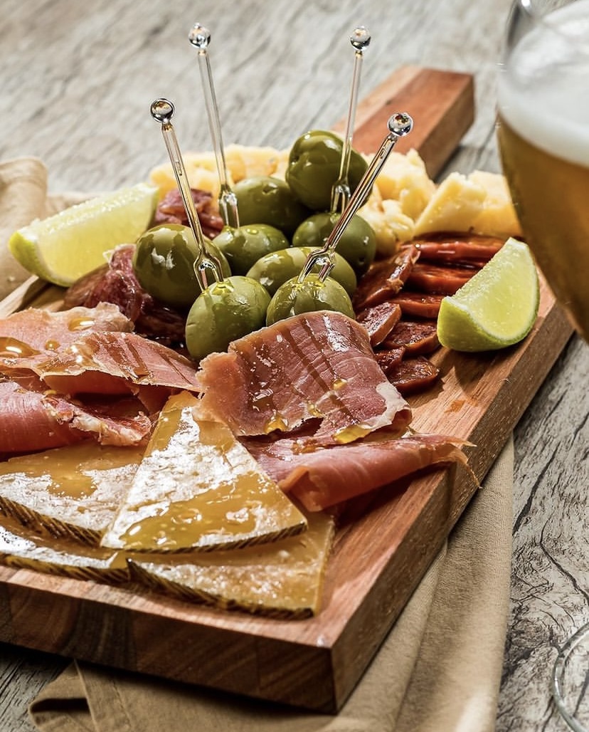 O Jordão Bar serve, como op&ccedil;&atilde;o para petiscar, uma t&aacute;buaque inclui pastrami e outras del&iacute;cias