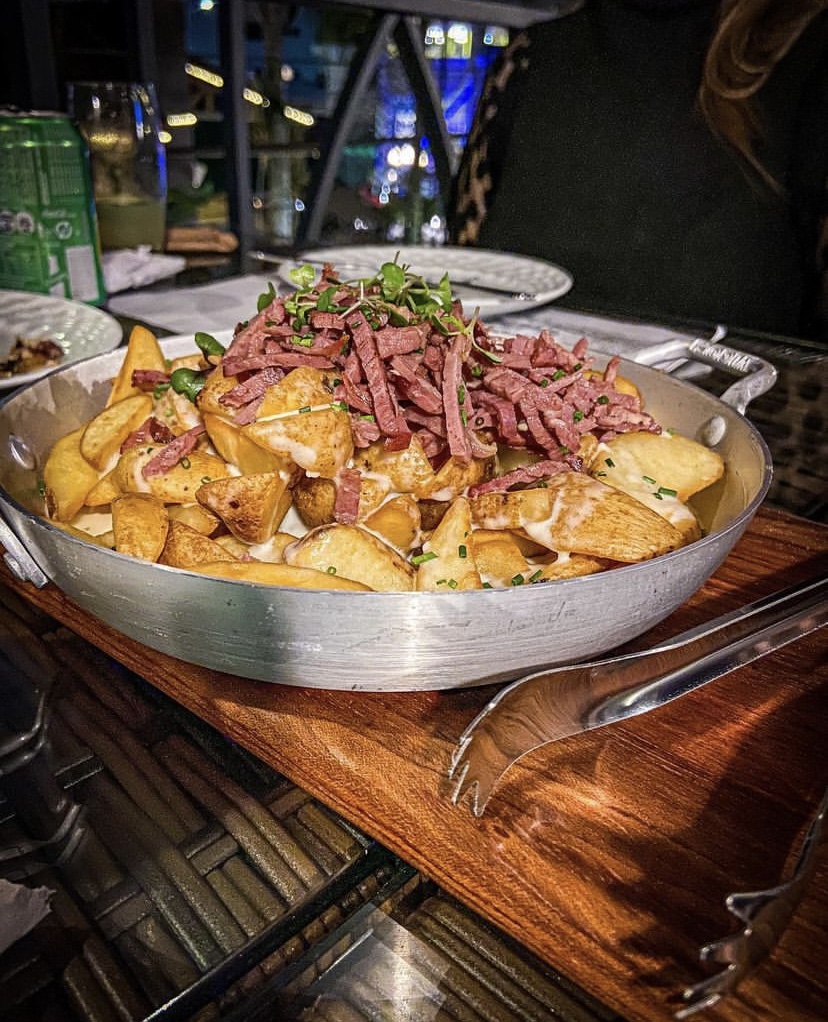 No Martin Bar, as Fritas Pastrami s&atilde;o feitas com batata r&uacute;stica com fonduta de parmes&atilde;o e lascas de pastrami
