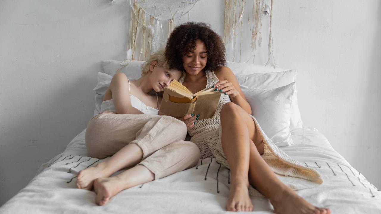 Os dias de folia em casa podem ser uma boa oportunidade de colocar a leitura em dia.