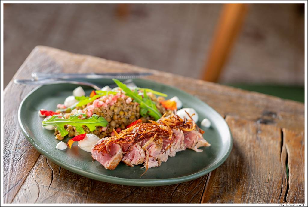 Receita de salada de lentilha com quinoa e Tataki de atum para a Páscoa Receita de salada de lentilha com quinoa e Tataki de atum para a Páscoa