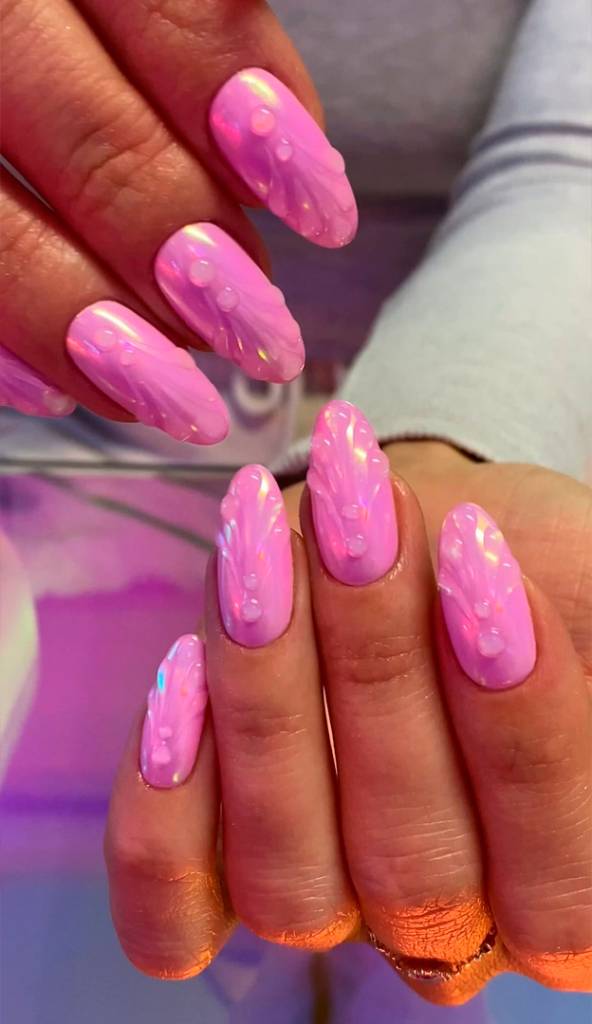 Inspiração de unhas decoradas rosa metálico.