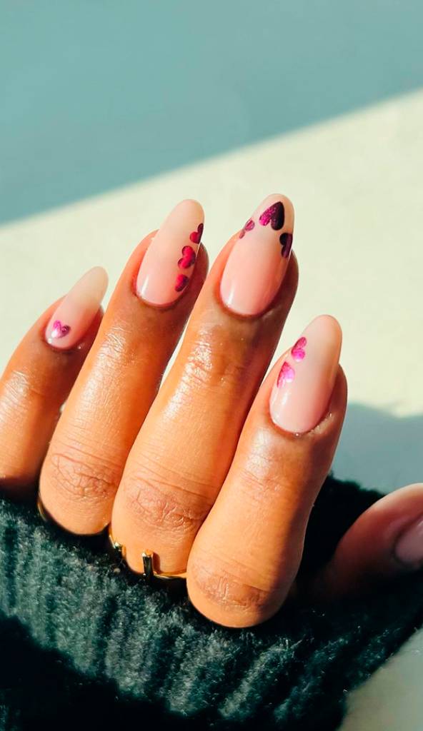 Inspiração de unhas decoradas rosa metálico.