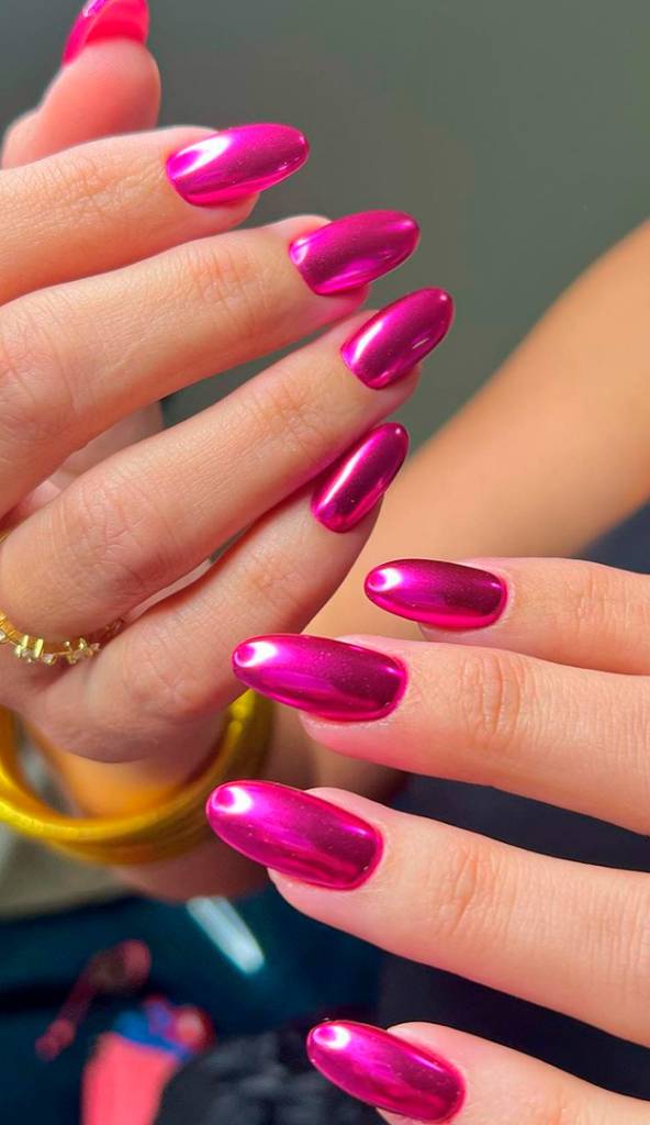 Inspiração de unhas decoradas rosa metálico.