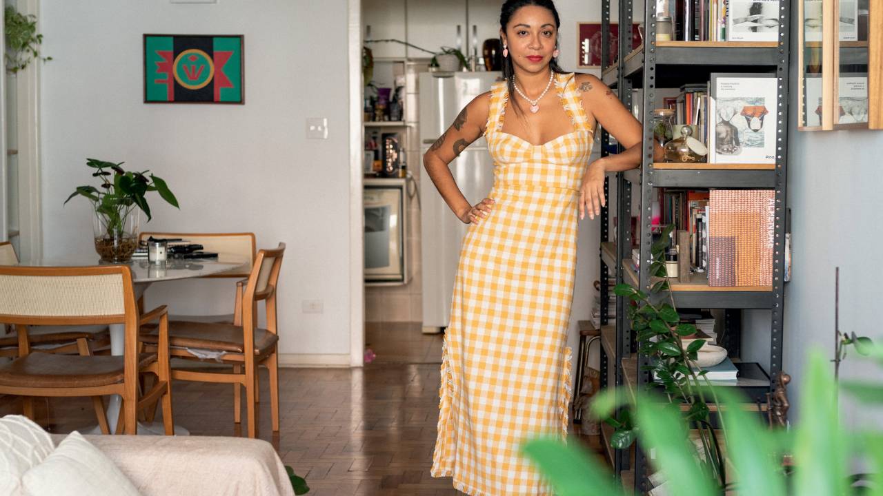 O amplo apartamento na Barra Funda, refúgio da curadora Carollina Lauriano, abriga algumas de suas obras favoritas