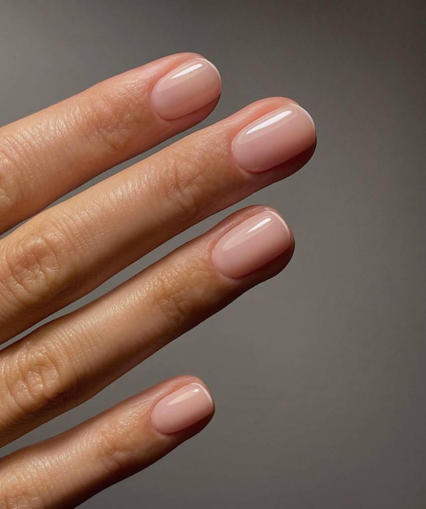 Cores de esmalte para outono 2023: nude.