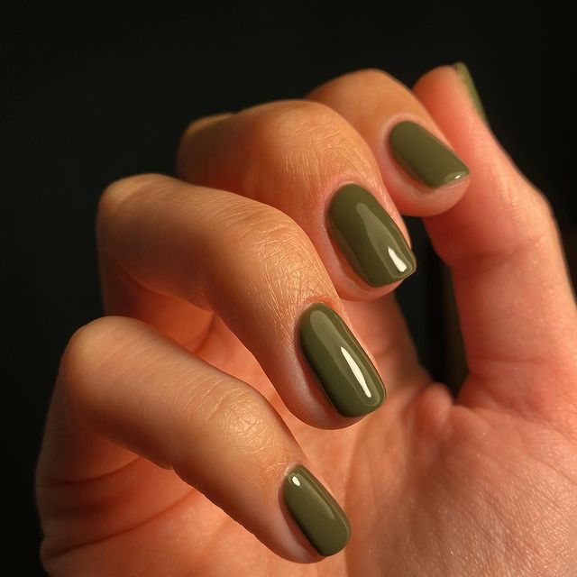 Cores de esmalte para outono 2023: verde jade.