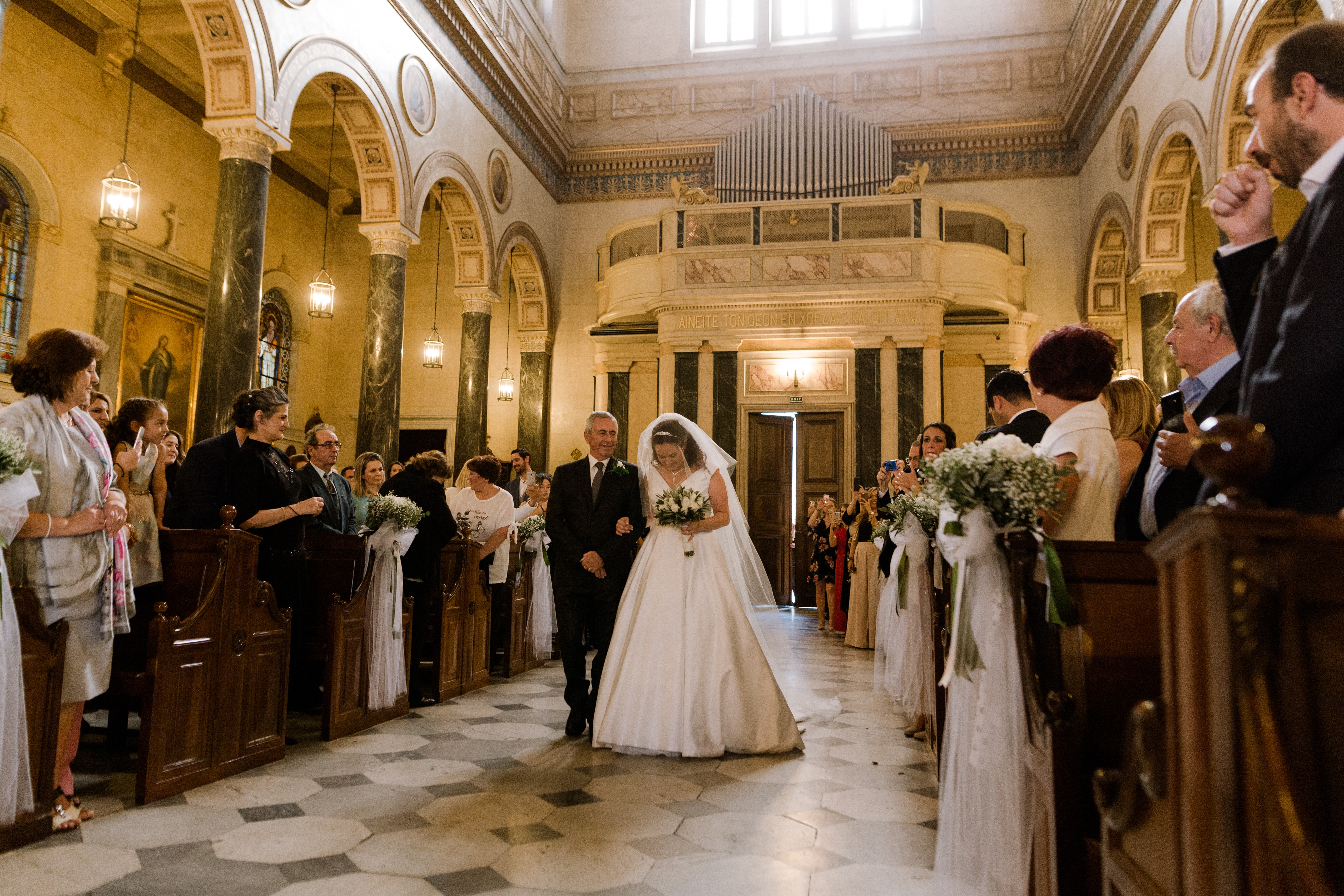 Pessoas se casando na igreja