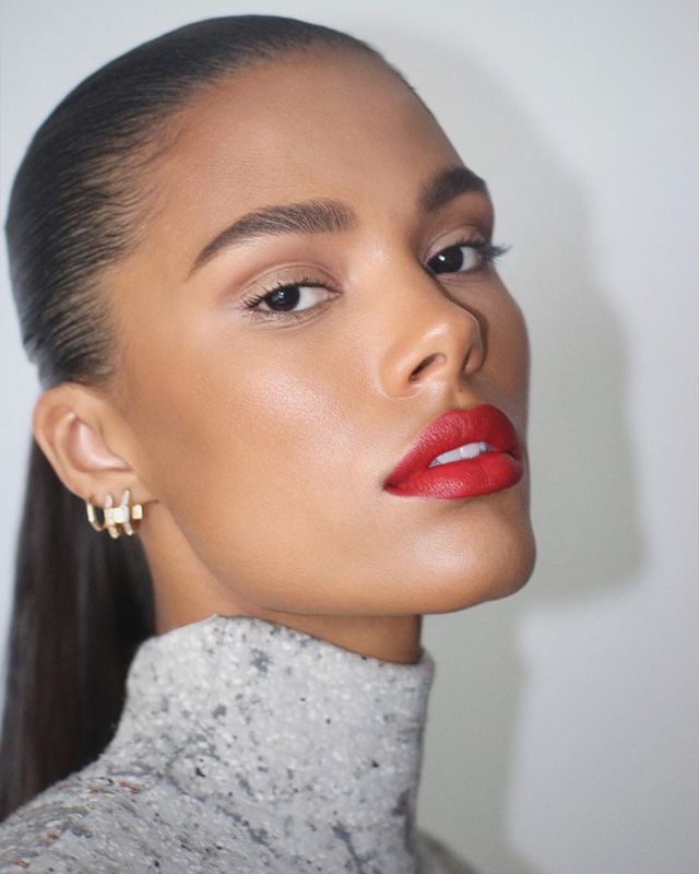 A maquiagem de Tina Kunakey em Cannes 2023.