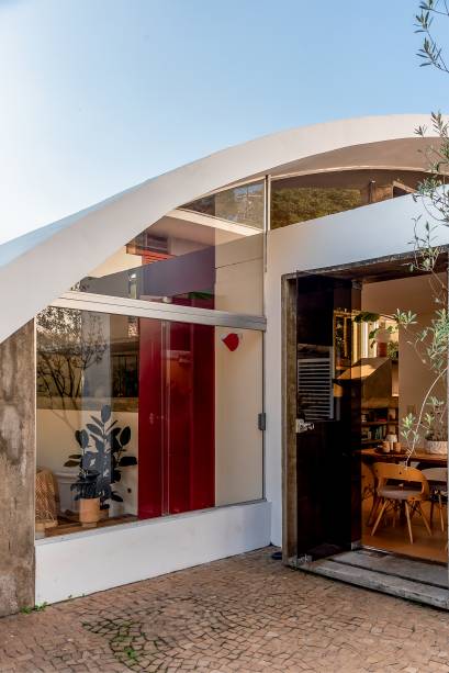 Detalhes da arquitetura modernista da casa de Carol Nóbrega e Antonio Jotta, do FLO atelier botânico