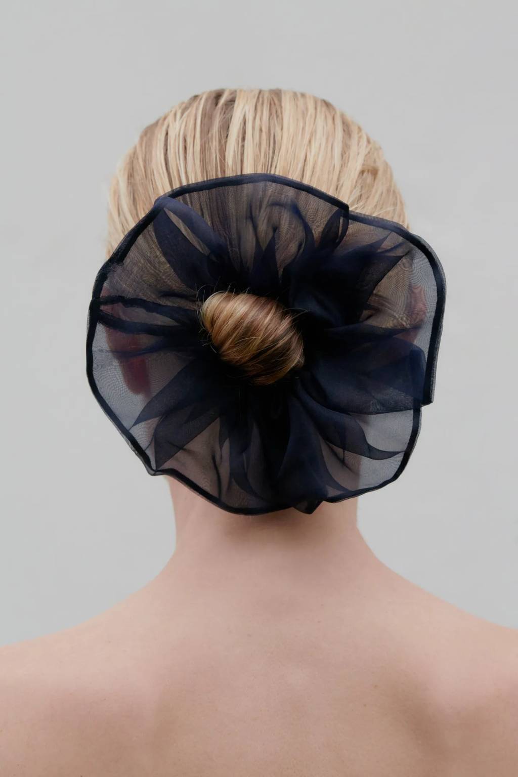 Inspirações de penteados com scrunchies: coque polido.