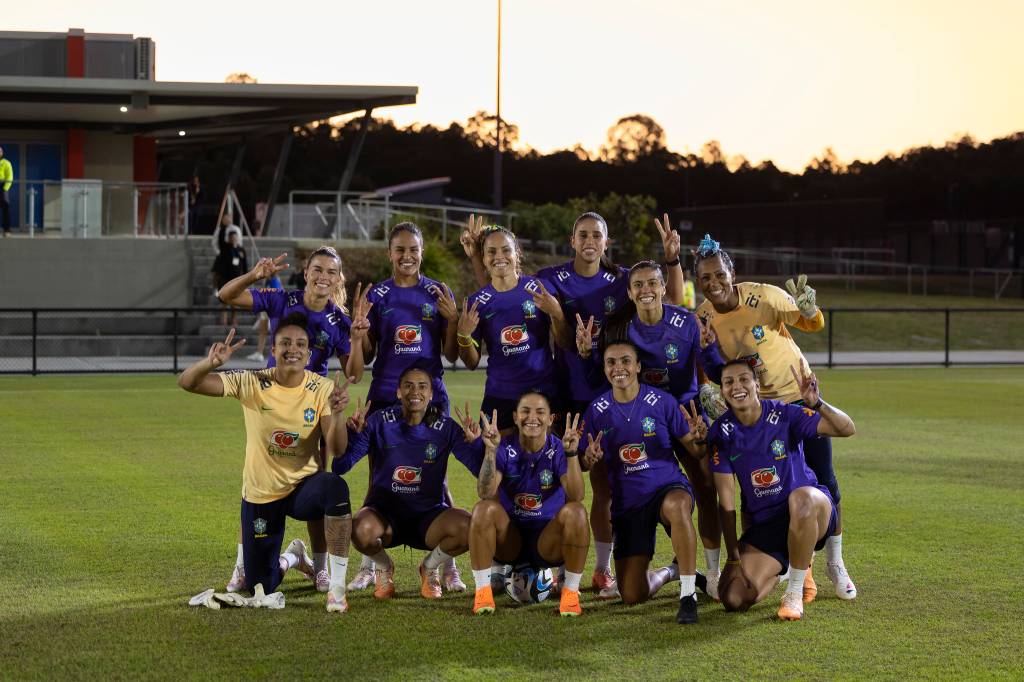 seleção-brasileira-copa-feminina-bemestar Jogadoras da seleção posando para foto em um dos treinos oficiais na Copa do Mundo de 2023