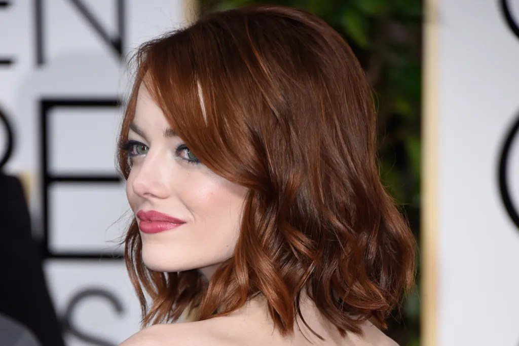Emma Stone surge com os fios loiros e surpreende fãs