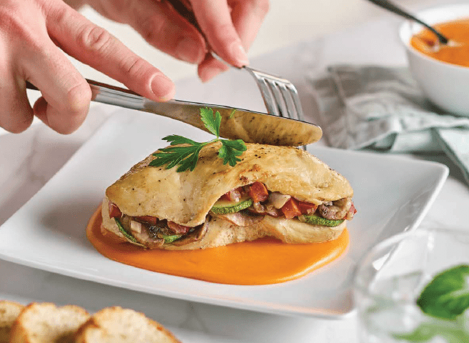 Receita de Frango recheado com legumes e molho de pimentão