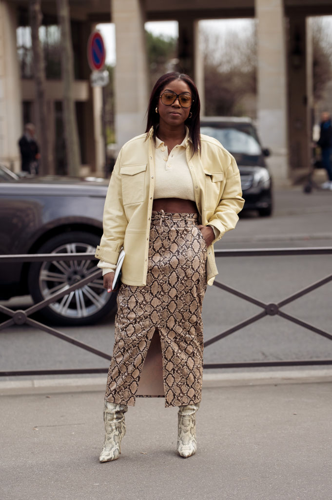 Street Style – Paris Fashion Week – Womenswear Fall Winter 2023 2024 : Day Nine Modelos de botas que são hit em qualquer estação do ano