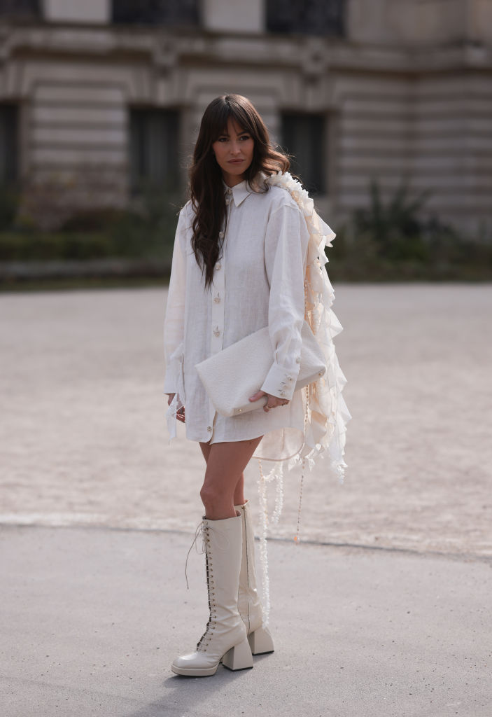 Street Style – Paris Fashion Week – Womenswear Fall Winter 2023 2024 : Day Eight Modelos de botas que são hit em qualquer estação do ano