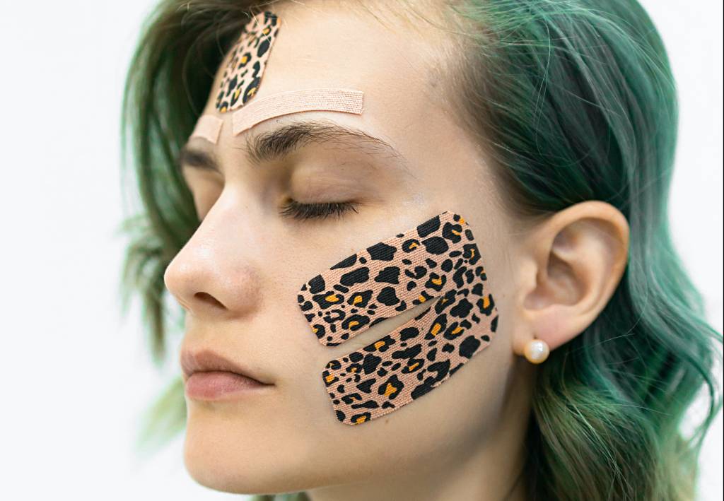 Fita micropore: o truque antirrugas de Hollywood funciona?