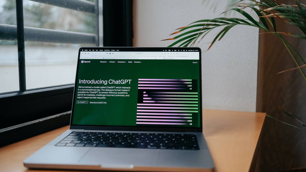Você está com curiosidade em usar o Chat GPT para algumas funções do seu trabalho? Vem cá, a gente te conta os possíveis impactos