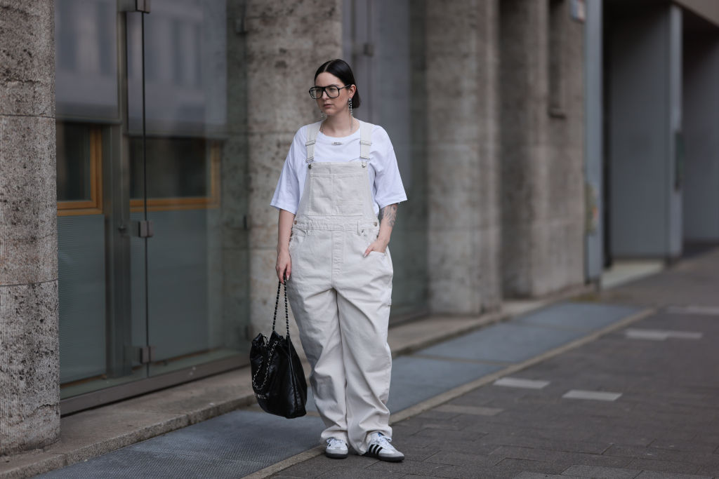 Street Style – Dusseldorf – May 2023 Inspirações de como usar jardineira