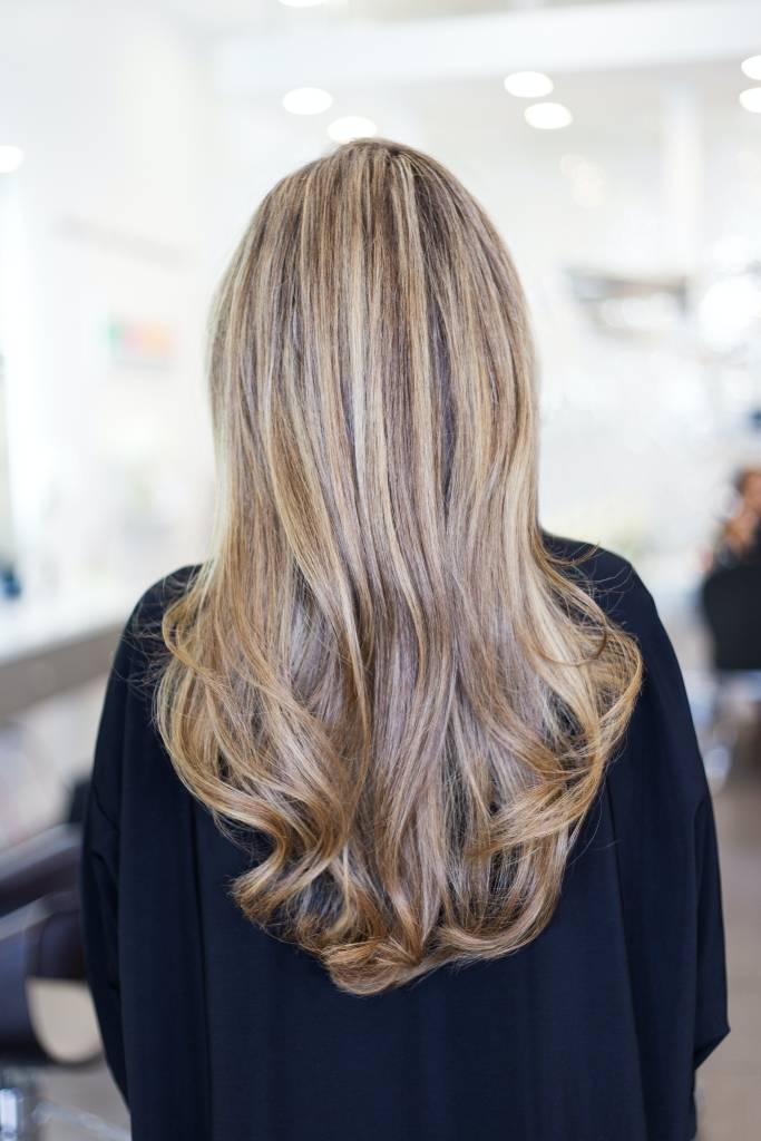 ondas-naturais-cabelos-técnicas Mulher loira com ondas nos cabelos