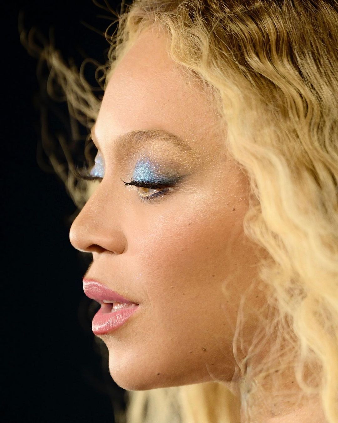 Beyonc&eacute; com sombra azul brilhante.