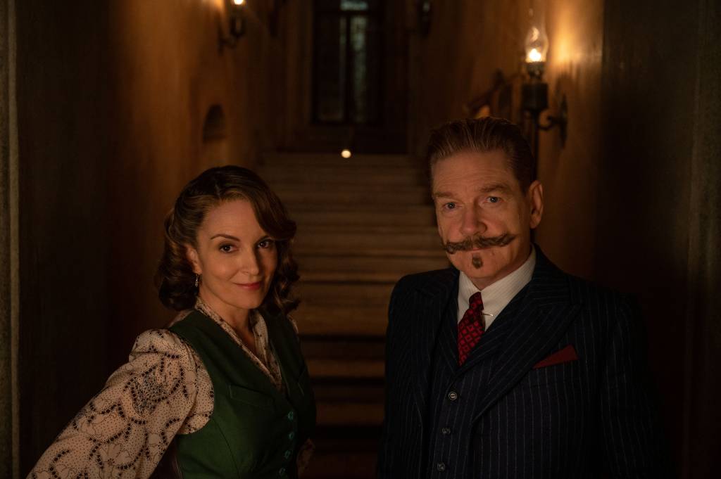 Tina Fey, como Ariadne Oliver, e Kenneth Branagh, como Hercule Poirot , em ‘A Noite das Bruxas’ Tina Fey, como Ariadne Oliver, e Kenneth Branagh, como Hercule Poirot , em 'A Noite das Bruxas'