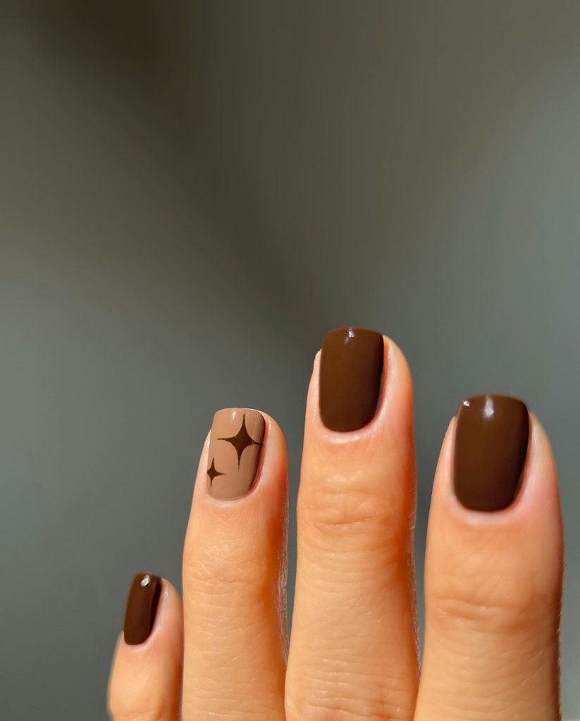 Em dois tons e com uma nail art para uma versão divertida