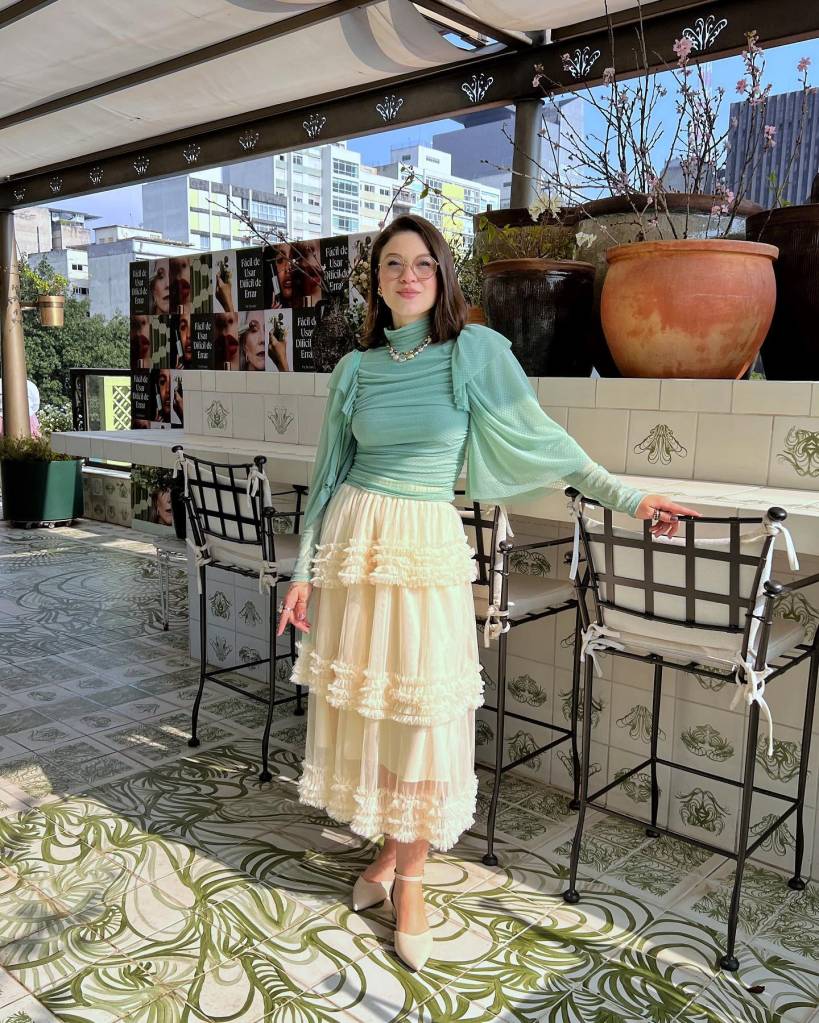 Saia amarela pálida se passa por creme e orna com a blusa de tule verde