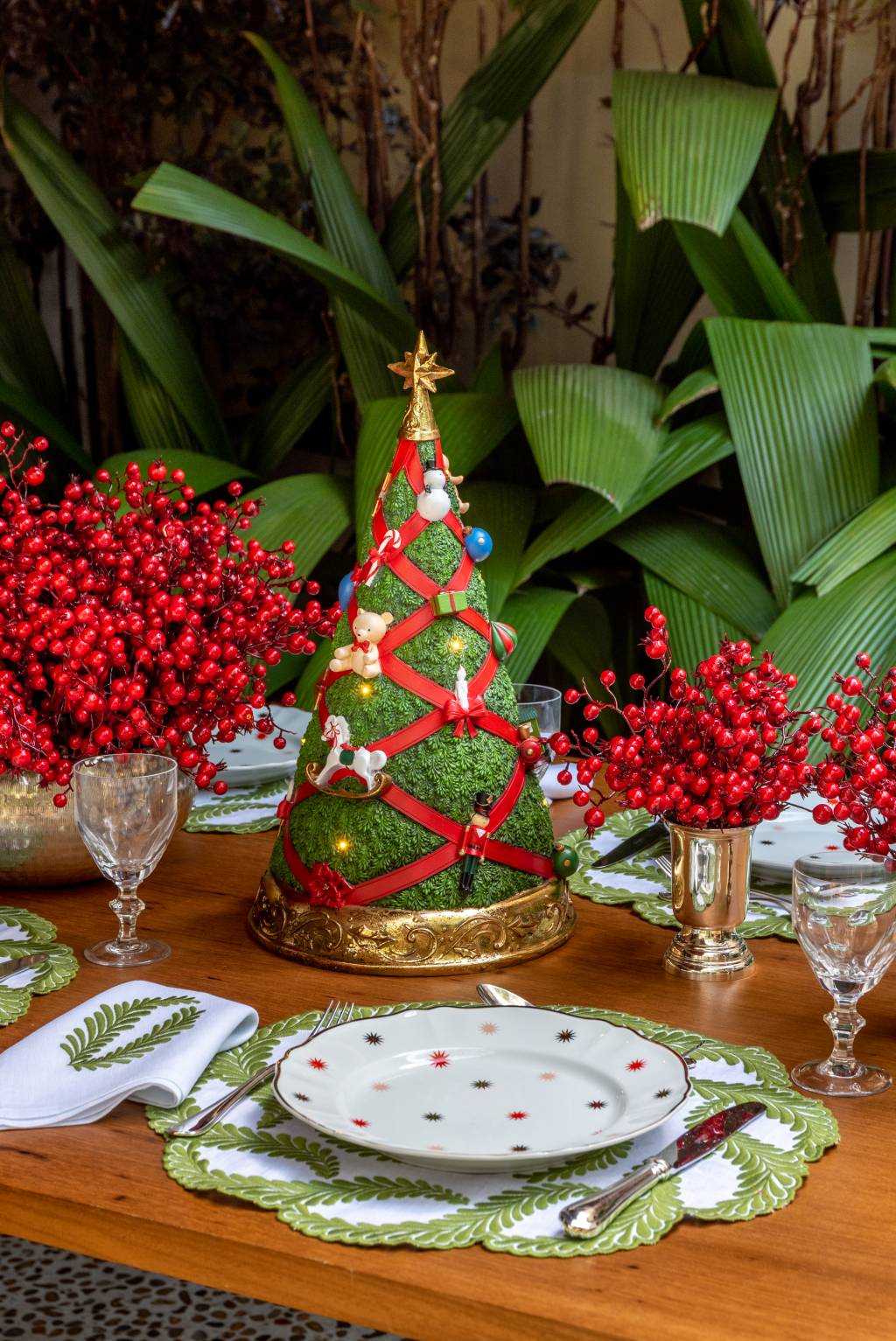 Pequenas árvores de Natal trazem um toque mágico à mesa posta de Natal Pequenas árvores de Natal trazem um toque mágico à mesa posta de Natal