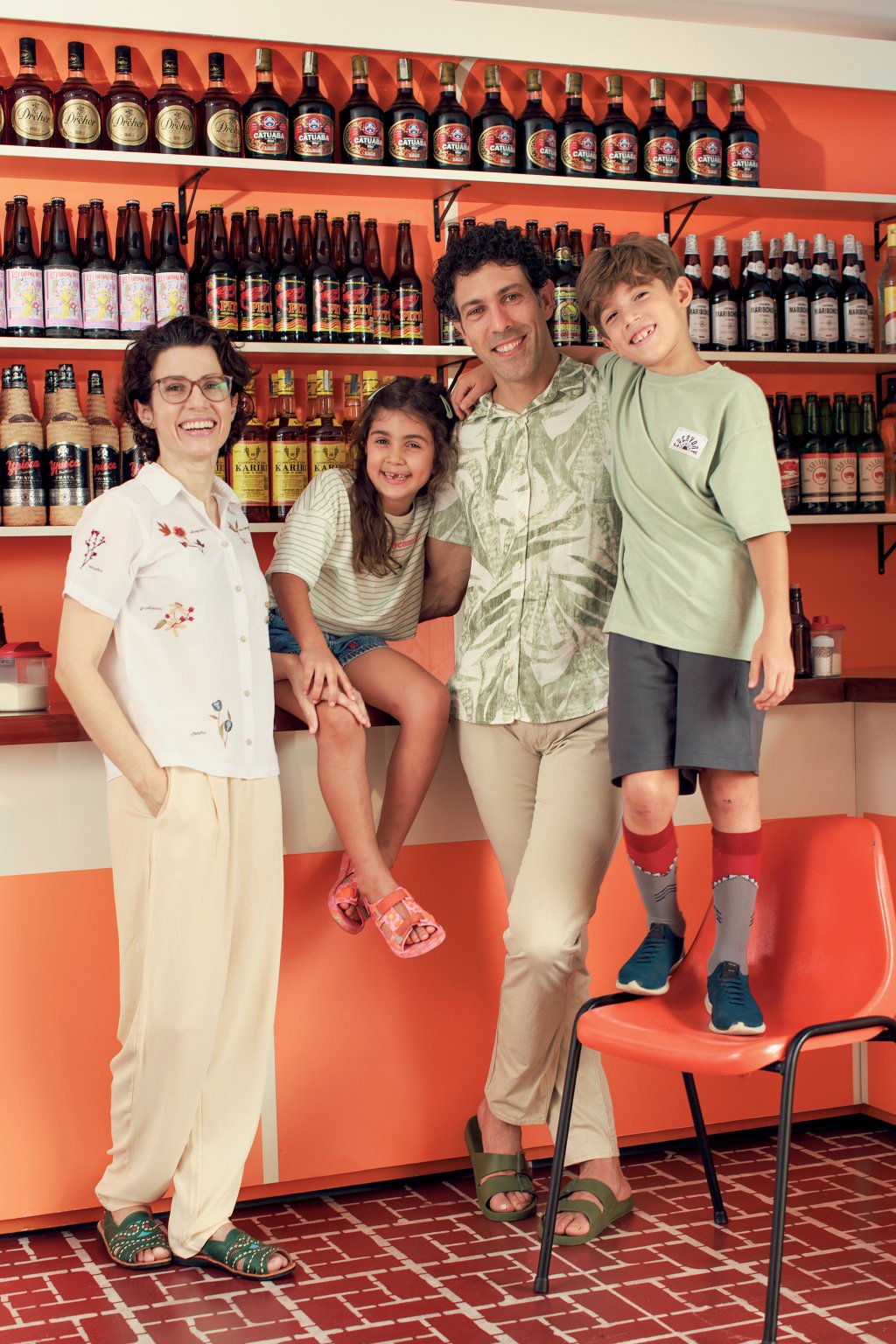 Adriana Salay com os filhos, Alice e Pedro, e o marido, o chef Rodrigo Oliveira,