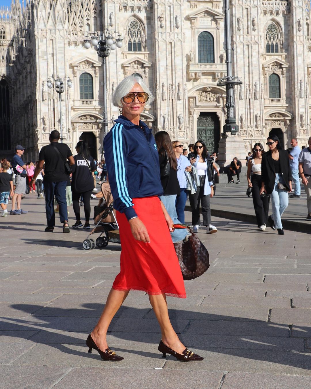Mulher com mais de 60 anos usando look descolado