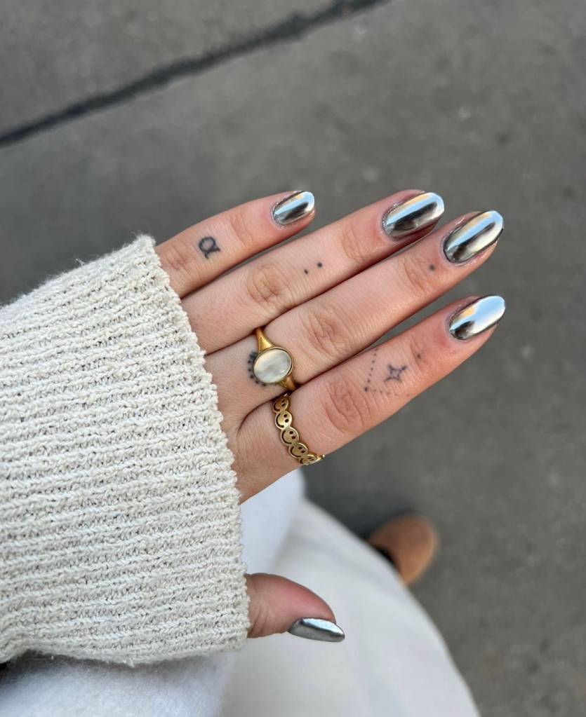 Vamos começar dentro das tendências! A unhas metalizadas te garantem um look elegante